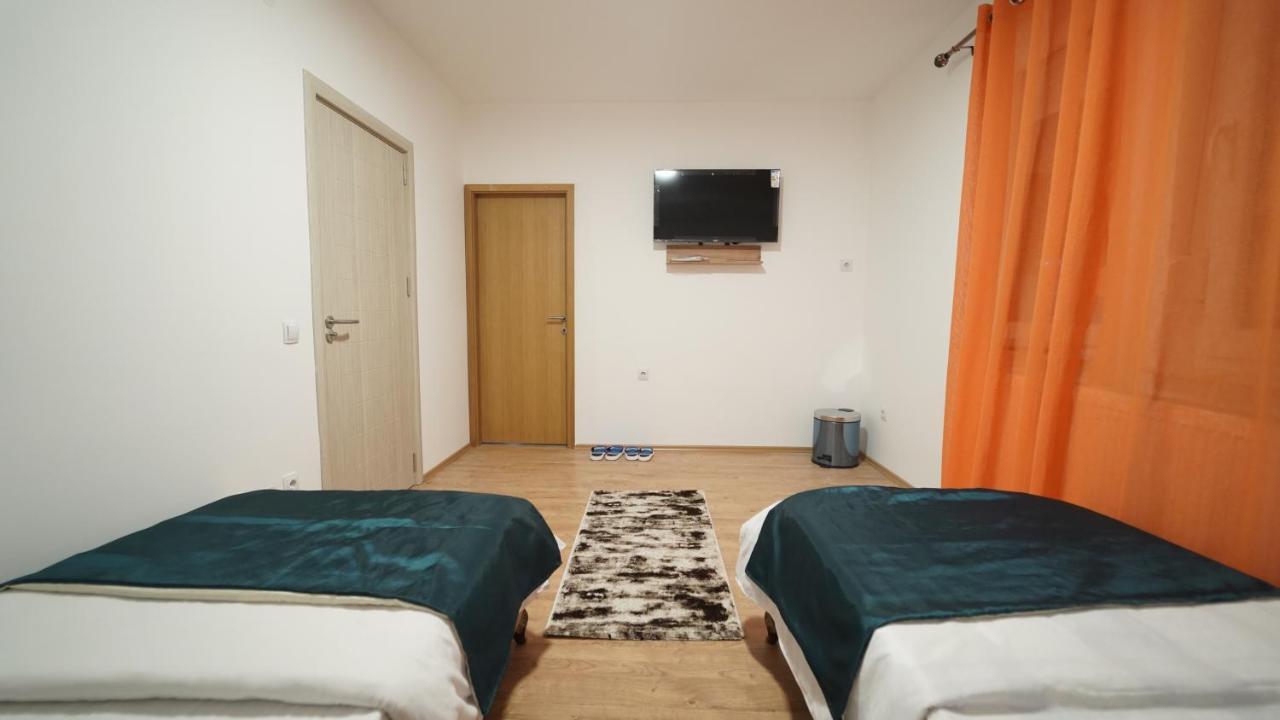Madigan'S Hotel Kosovo Polje Экстерьер фото
