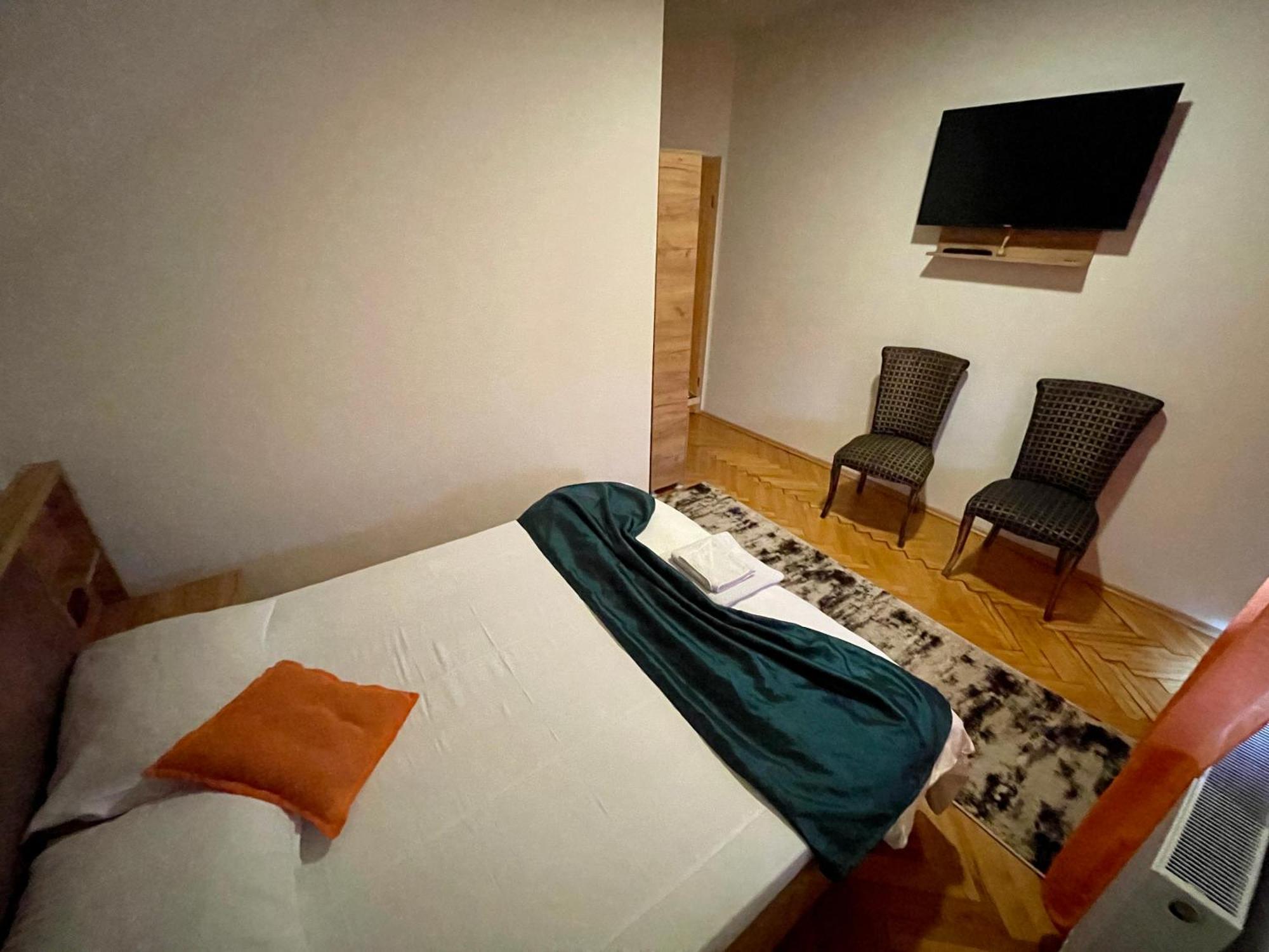 Madigan'S Hotel Kosovo Polje Экстерьер фото