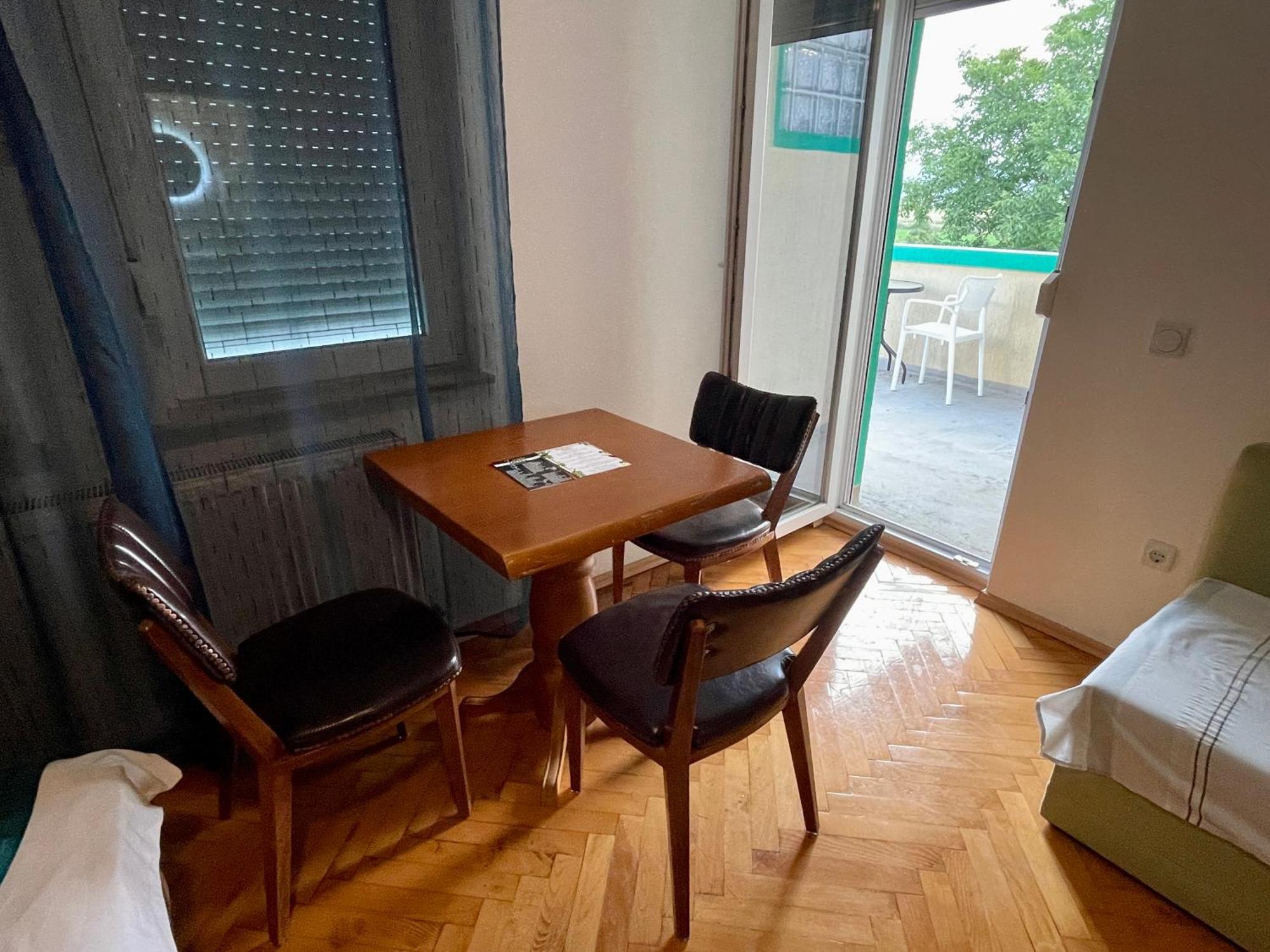 Madigan'S Hotel Kosovo Polje Экстерьер фото