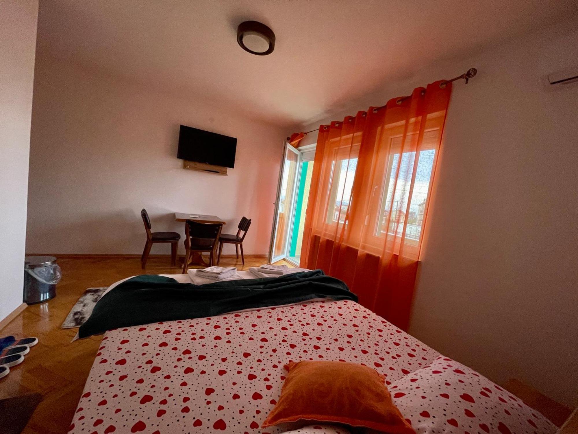 Madigan'S Hotel Kosovo Polje Экстерьер фото