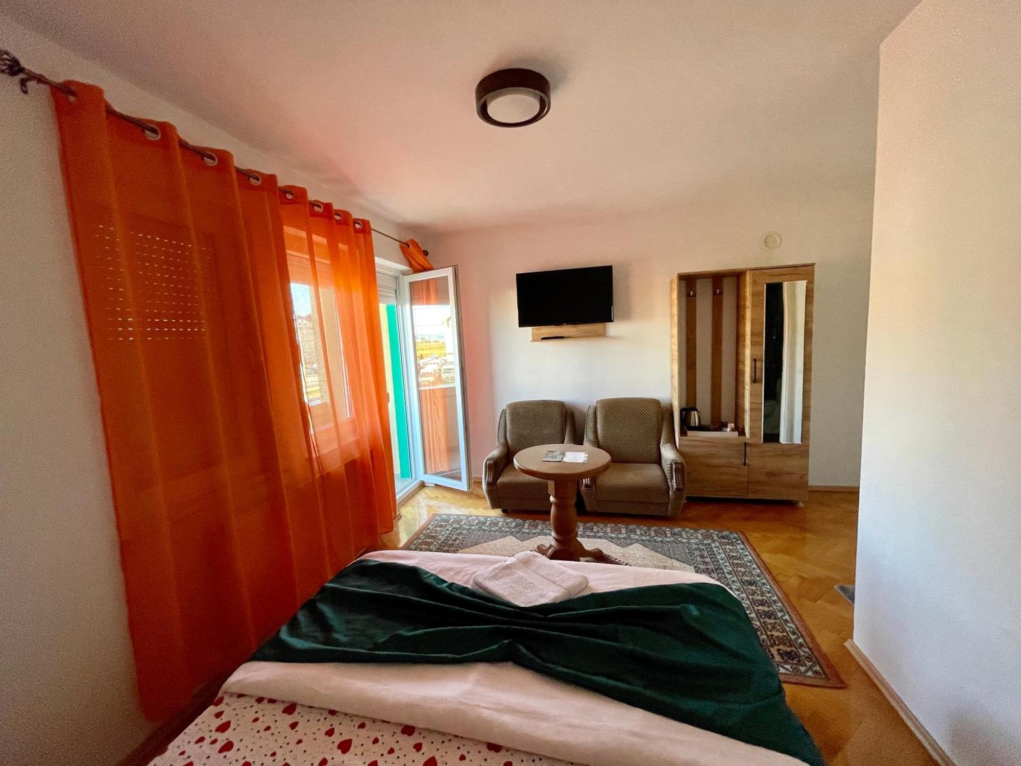 Madigan'S Hotel Kosovo Polje Экстерьер фото