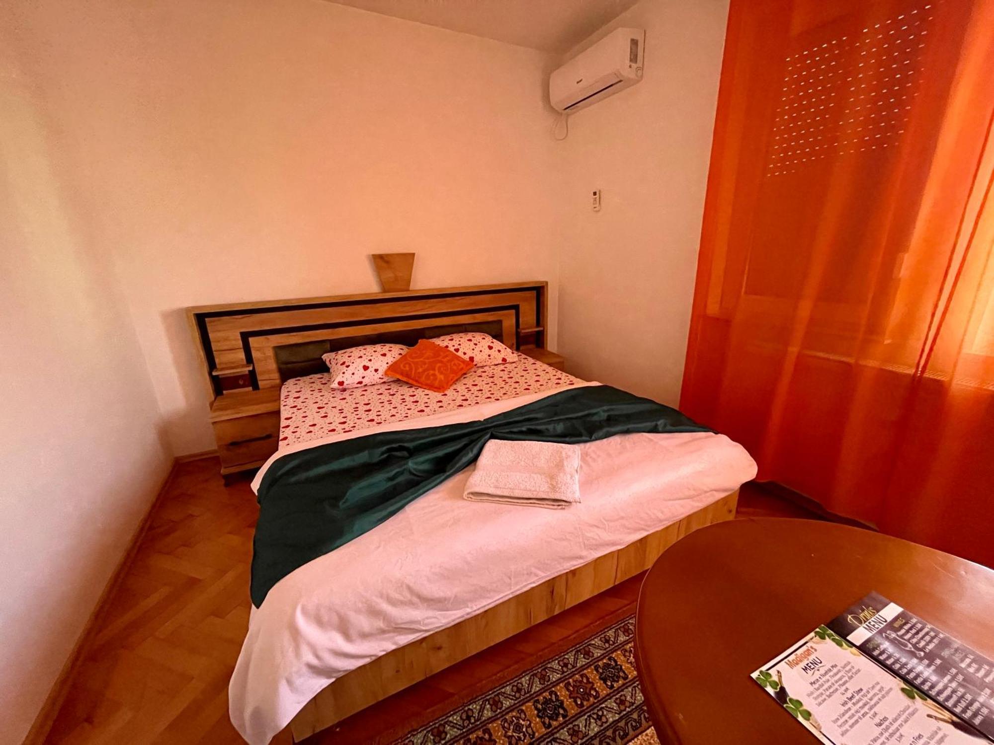 Madigan'S Hotel Kosovo Polje Экстерьер фото