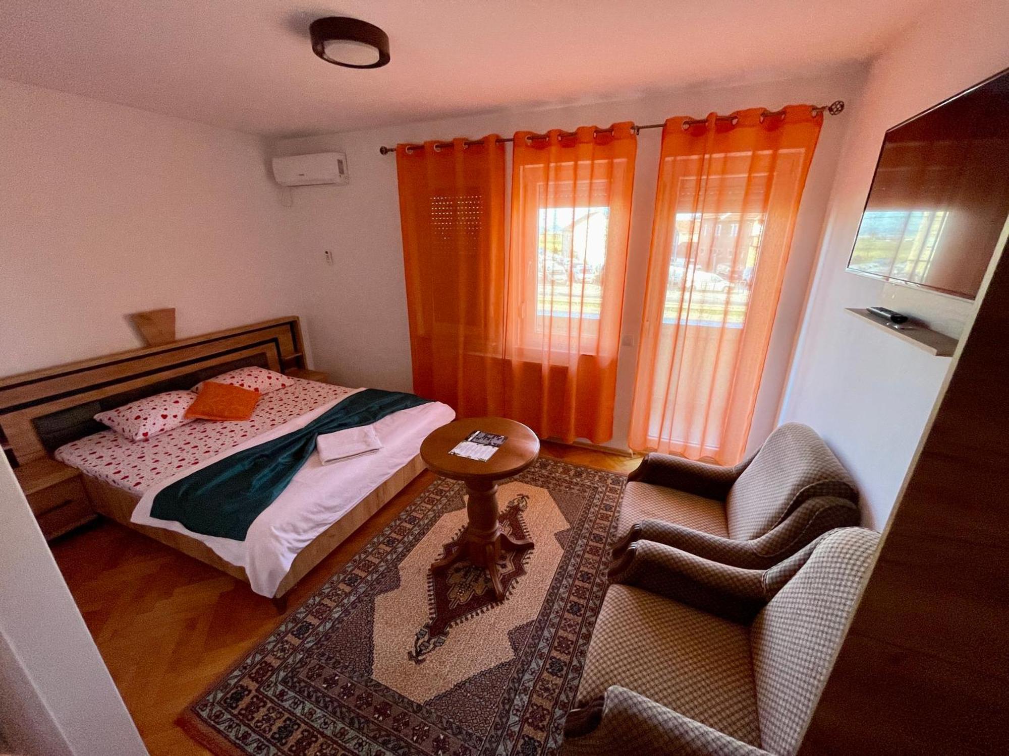 Madigan'S Hotel Kosovo Polje Экстерьер фото