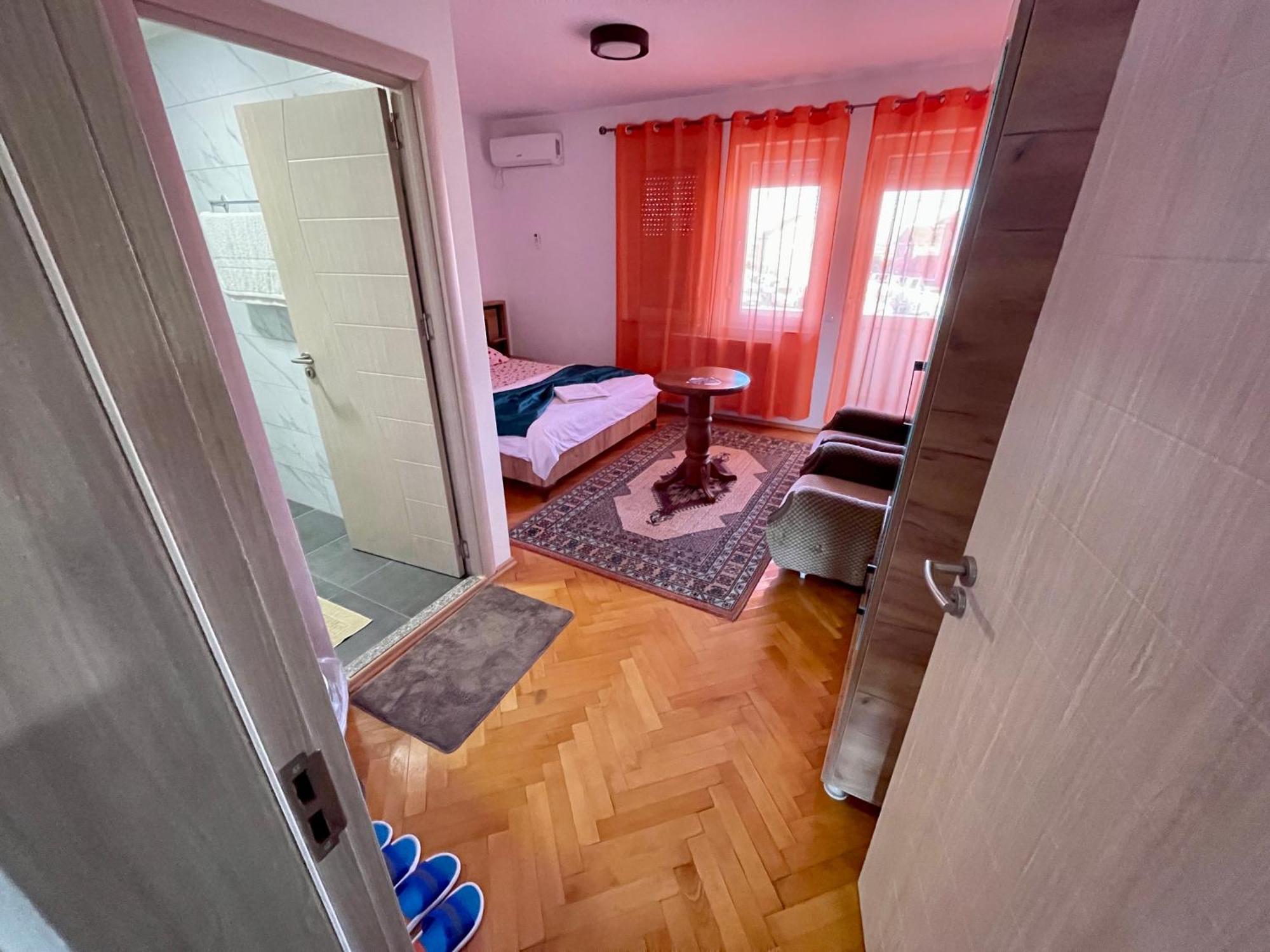 Madigan'S Hotel Kosovo Polje Экстерьер фото